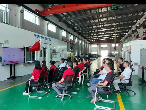 طاقم شانغهاي غواندينغ بأكمله يشاهد الاستعراض العسكري لعام 2025 في ورشة العمل: مشاهدة قوة أمة عظمى وإشعال الشغف بالخدمة الصناعية للبلاد